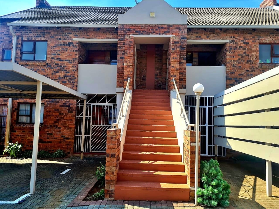 2 Bedroom Property for Sale in Langenhovenpark Free State